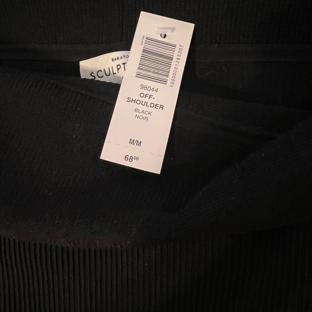 Aritzia Sculpt Knit Off-Shoulder Top
Ribbed off-the-shoulder top #98044 - Picture 3 of 3